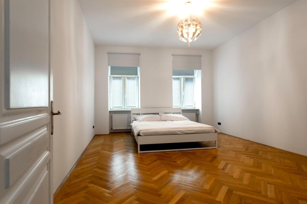 3-Bedroom Apartment In Central Wien Exteriör bild